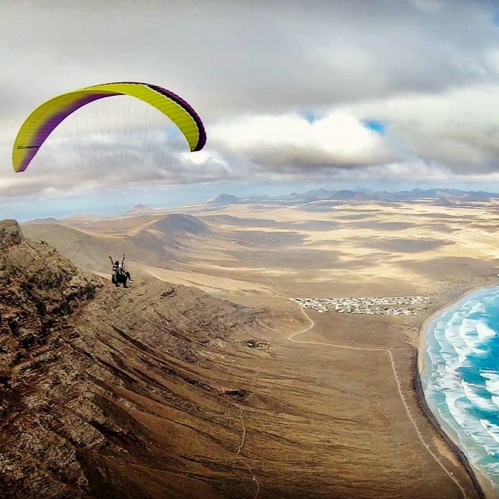 sobrevolar Famara en parapente